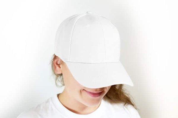 Comment associer une casquette gavroche à un look urbain chic?