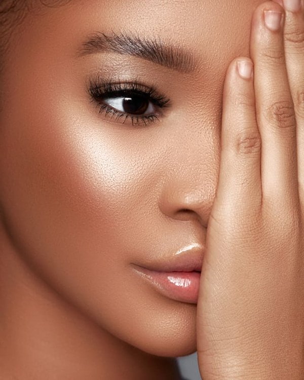 Quelle est la manière correcte de poser des patchs sous les yeux pour réduire les poches?