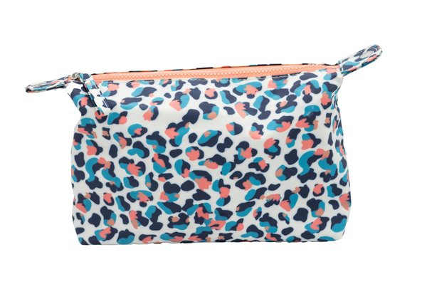 Découvrez l'élégance des trousses de toilette françaises